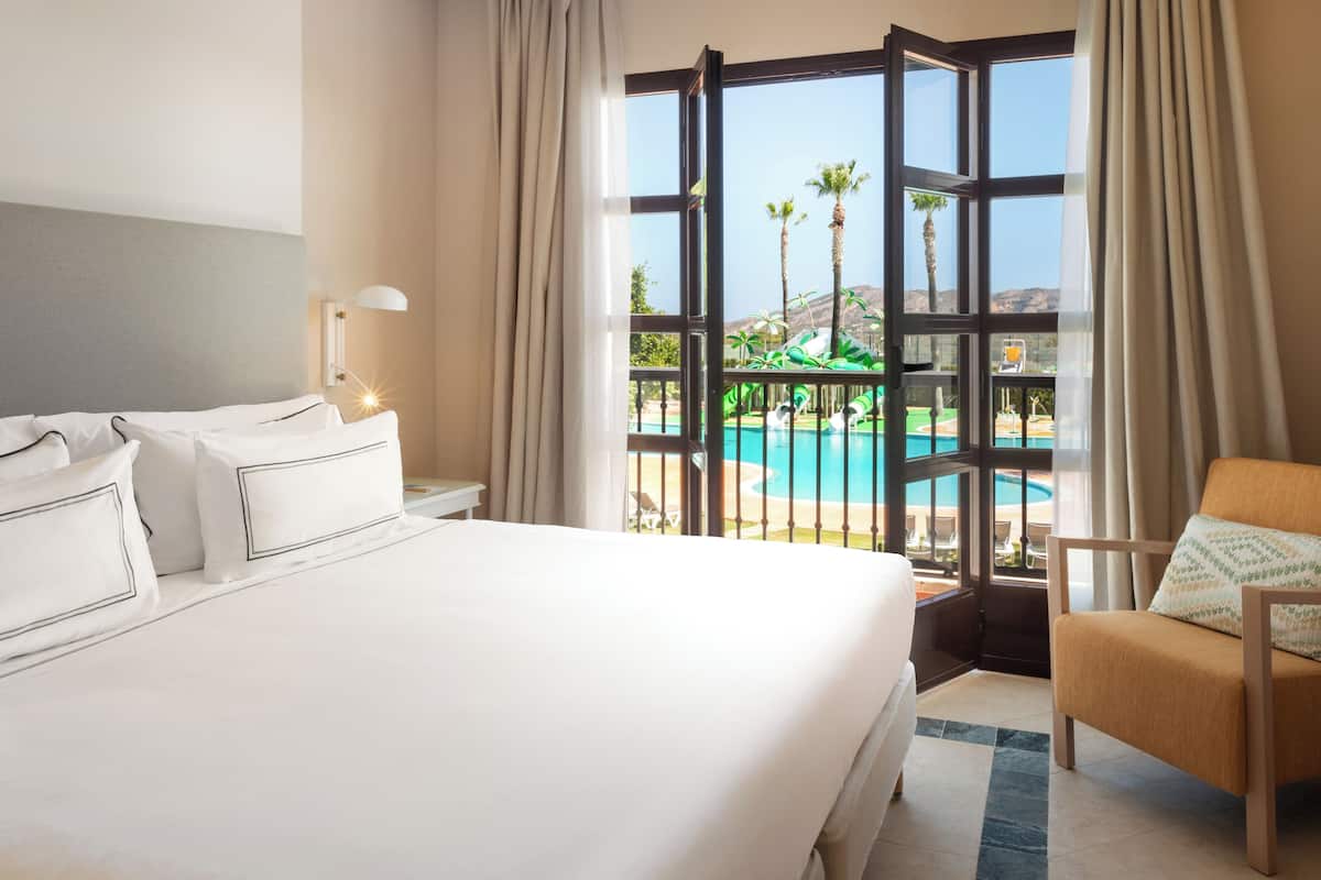 Premium bedding, down comforters, minibar, blackout drapes
