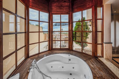 Penthouse The Level with Whirlpool | Ropa de cama de alta calidad, edredones de plumas, minibar