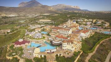 Ropa de cama de alta calidad, edredón, minibar y cortinas blackout