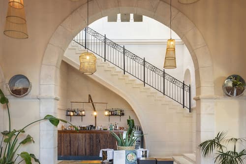 4 restaurants; s'hi serveixen esmorzars, dinars i sopars