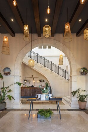 4 间餐厅，供应早餐、午餐和晚餐，国际美食