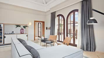 Suite (Presidential The Level (2+1)) | Biancheria da letto di alta qualità, copriletto in piuma, minibar