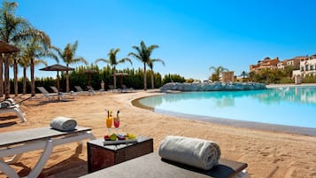 6 piscines extérieures, parasols de plage, chaises longues