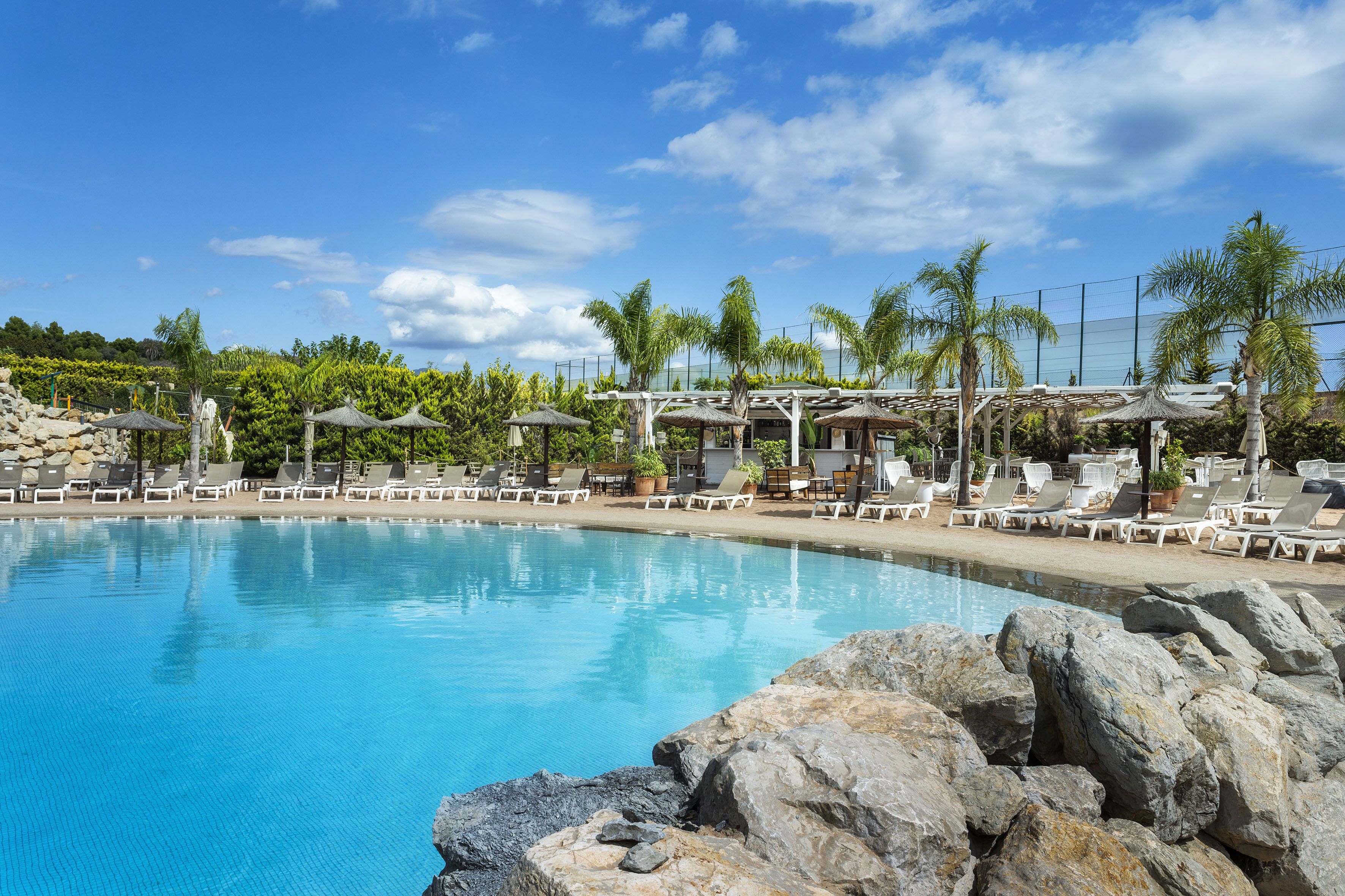 Bar en bord de piscine