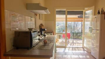 Superior Suite, 1 King Bed, Ensuite | Private kitchenette | Microwave, coffee/tea maker
