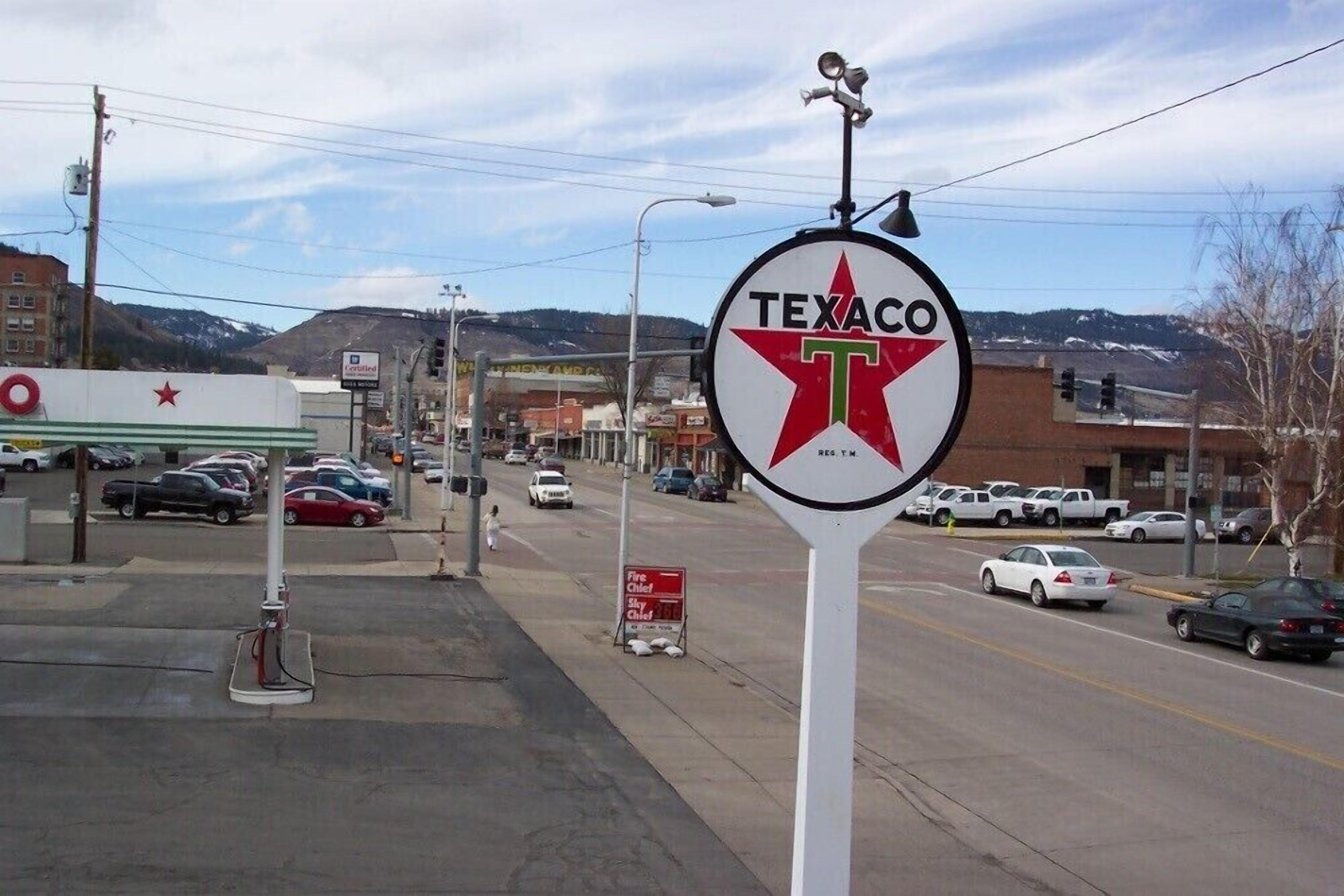 Une station-service Texaco avec un panneau bien visible portant le logo Texaco.
