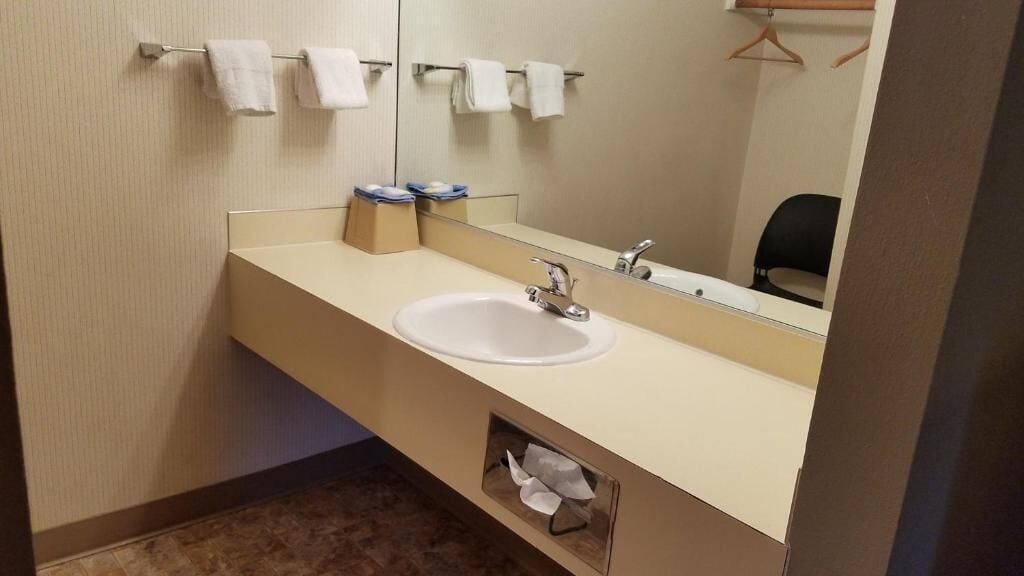 Baignoire et douche séparées, séchoir à cheveux