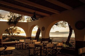 5 restaurants, breakfast, lunch, dinner served; Mediterranean cuisine  - Domes Aulūs Zante - All Inclusive - Autograph Collection (Zakynthos)