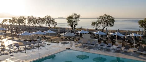 2 piscines extérieures, parasols de plage, chaises longues