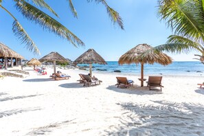 On the beach, white sand, beach umbrellas, beach towels - Zamas Hotel (Tulum)