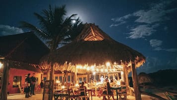 Petit déjeuner, déjeuner et dßner servis sur place, vue sur la plage