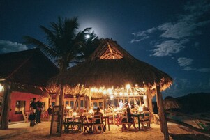 Se sirven desayunos y cocina internacional, con vista a la playa