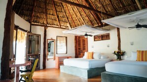 Quarto com duas camas, teto de madeira e um banco.