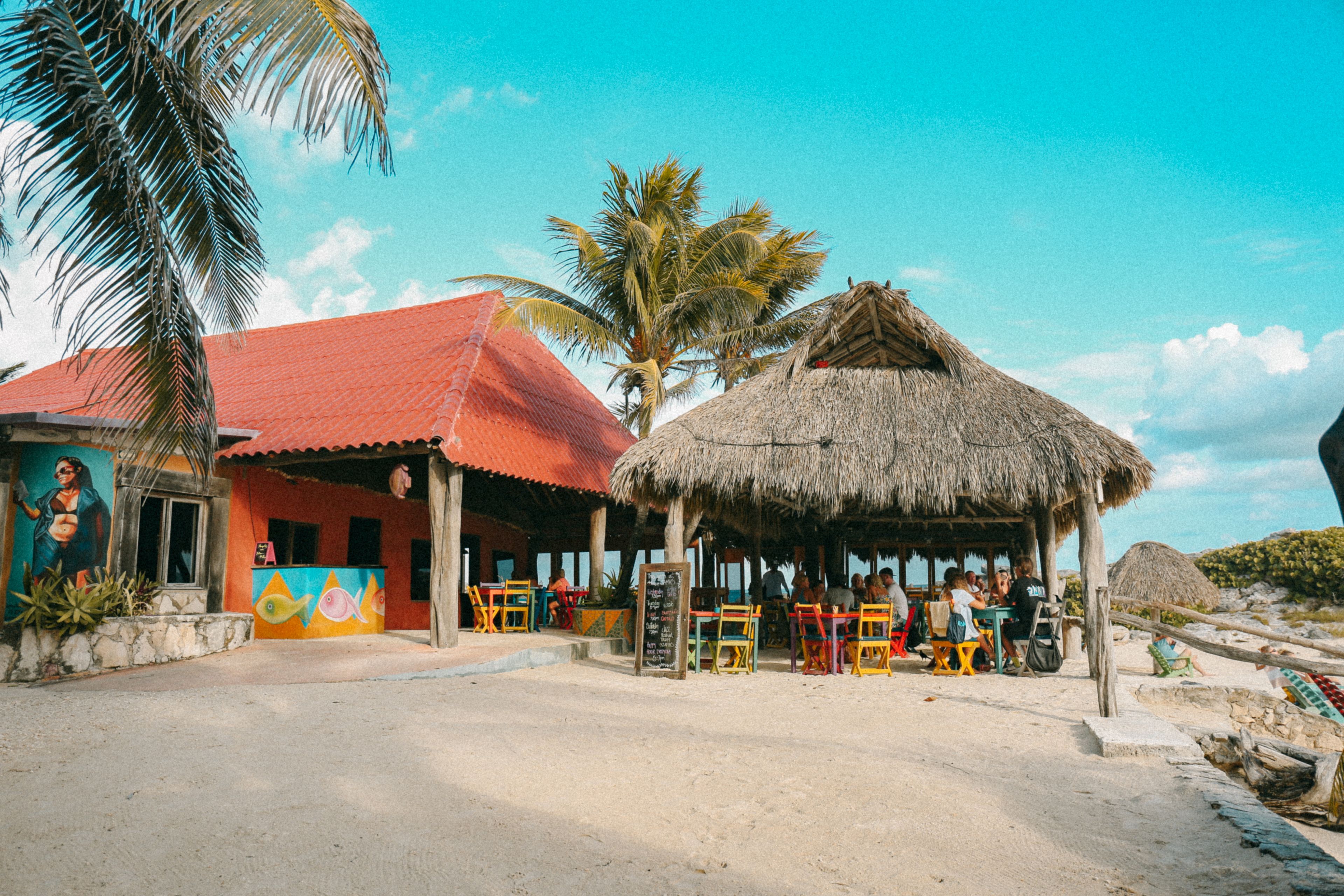 Se sirven desayunos, comidas y cocina internacional con vista a la playa