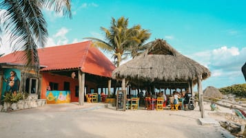 Se sirven desayunos, comidas y cocina internacional con vista a la playa