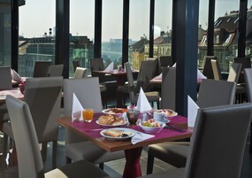 Café da manhã com buffet grátis todos os dias