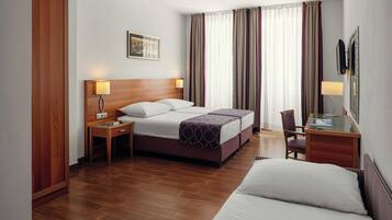 Habitación triple | Ropa de cama de alta calidad, minibar, caja fuerte y escritorio