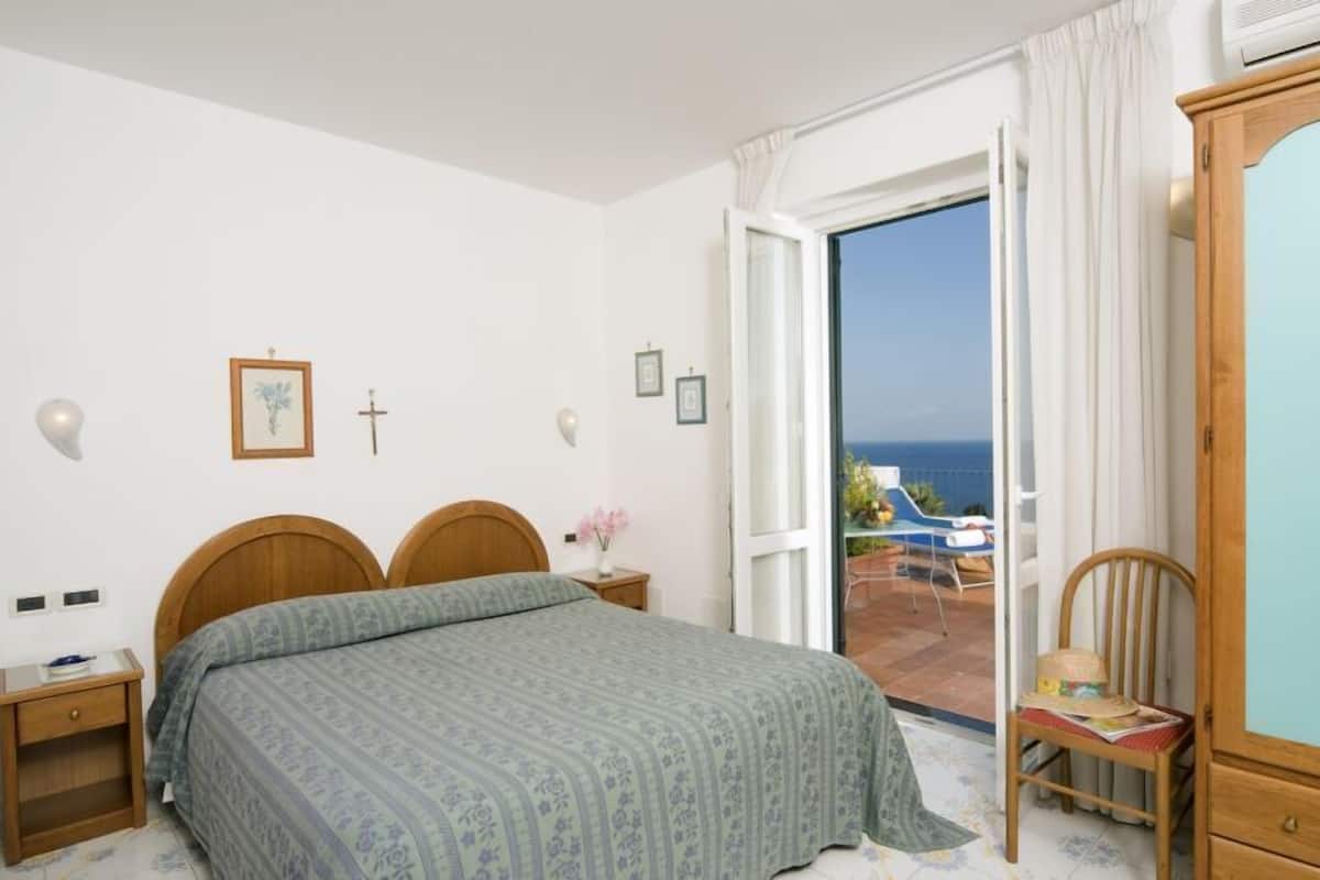 1 bedroom, in-room safe, desk, cots/infant beds