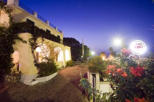 Fachada de la propiedad por la tarde o noche