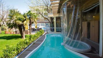 Een binnenzwembad en een buitenzwembad