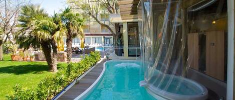 Piscine couverte, piscine extérieure