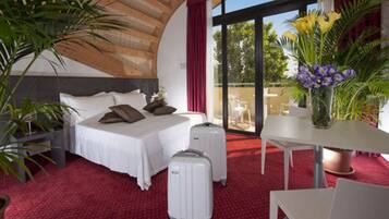 Superior Double or Twin Room | Minibar, in-room safe, desk, cribs/infant beds