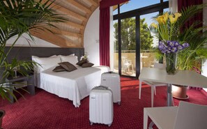 Superior Double or Twin Room | Minibar, in-room safe, desk, cribs/infant beds