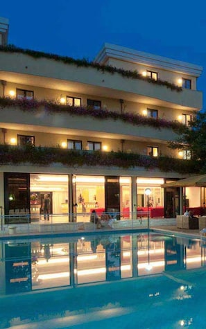 Inomhuspool och utomhuspool