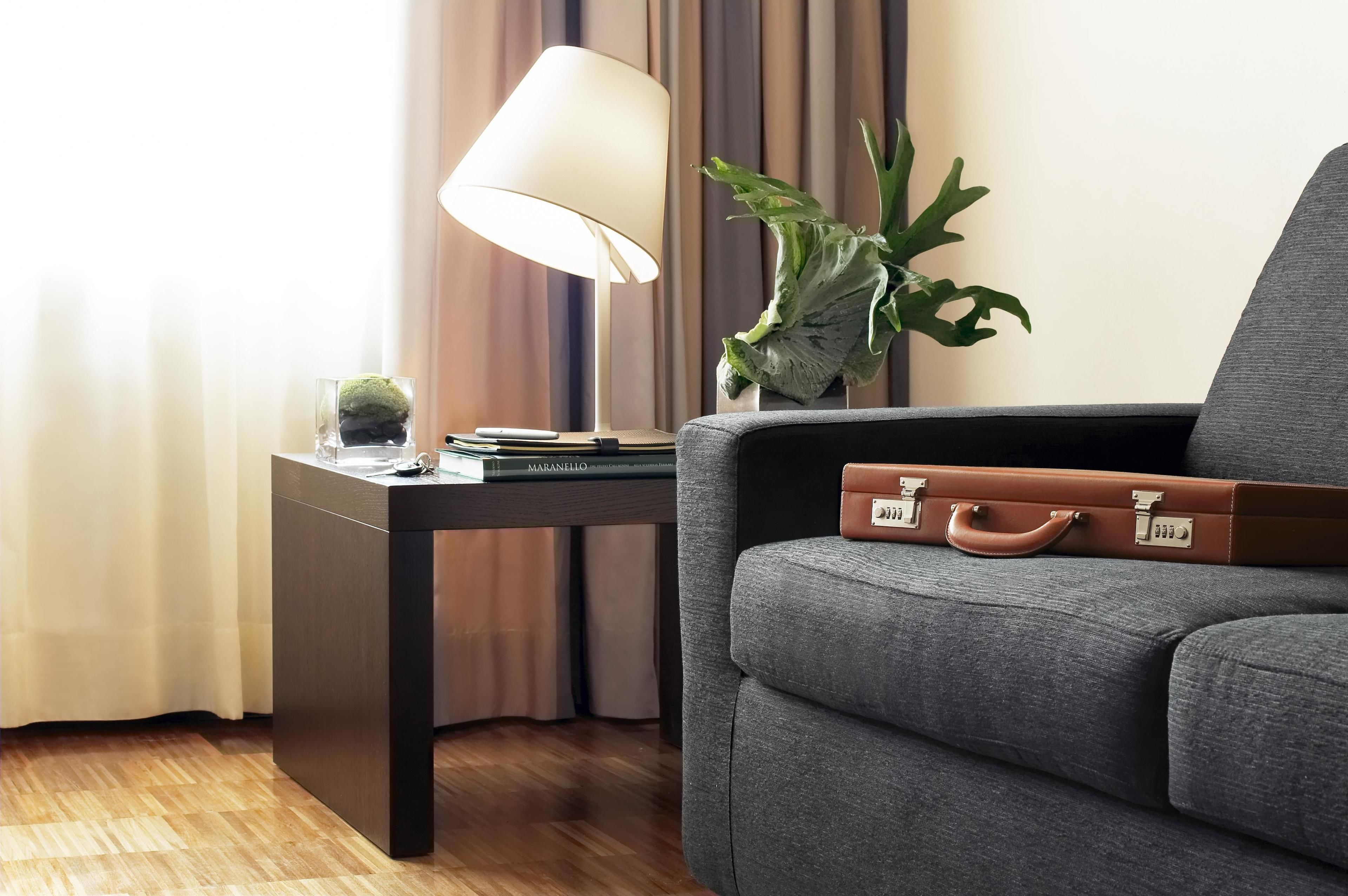 Dreibettzimmer, 3 Einzelbetten | Wohnbereich | LCD-Fernseher, Pay-TV