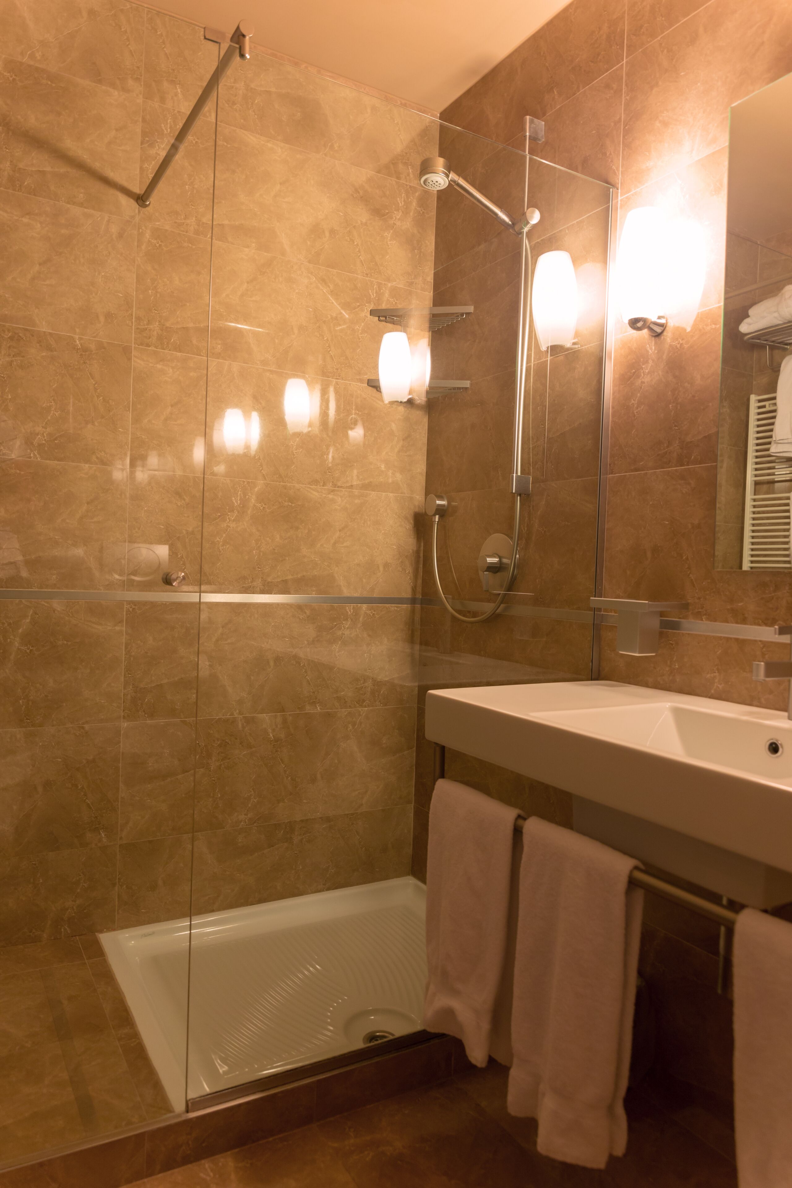 twin room | bathroom | shower, free toiletries, hair dryer, slippers