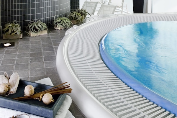 Indoor spa tub