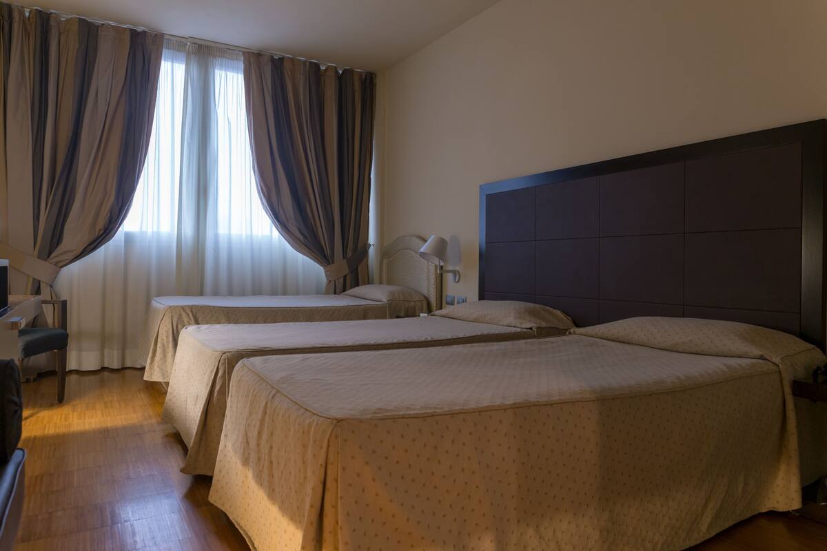 Triple Room, 3 Twin Beds | Minibar, in-room safe, desk, soundproofing