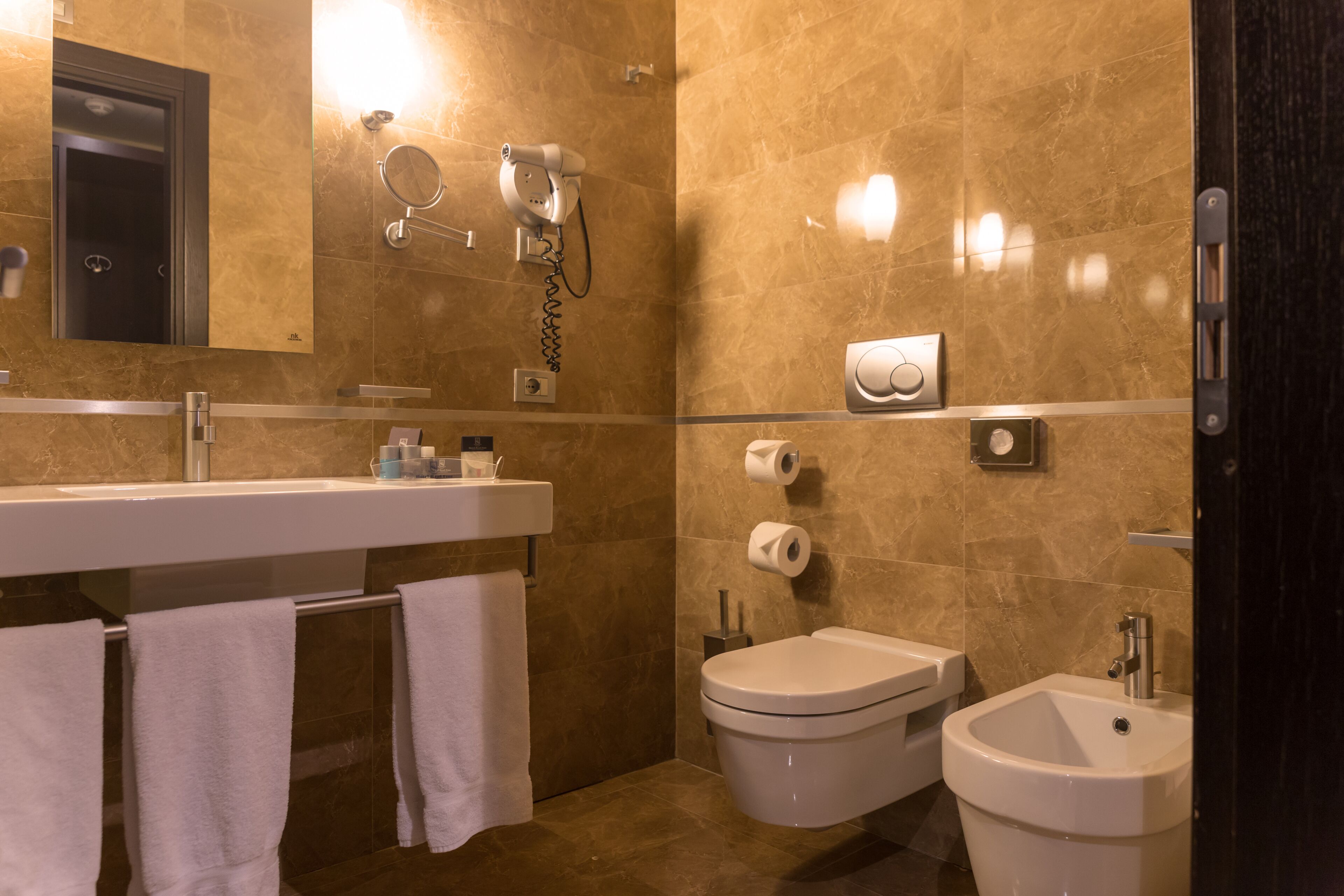 twin room | bathroom | shower, free toiletries, hair dryer, slippers