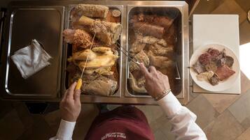 Déjeuner et dîner servis sur place