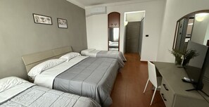Habitación cuádruple Confort | Minibar, caja de seguridad en la habitación y insonorización 