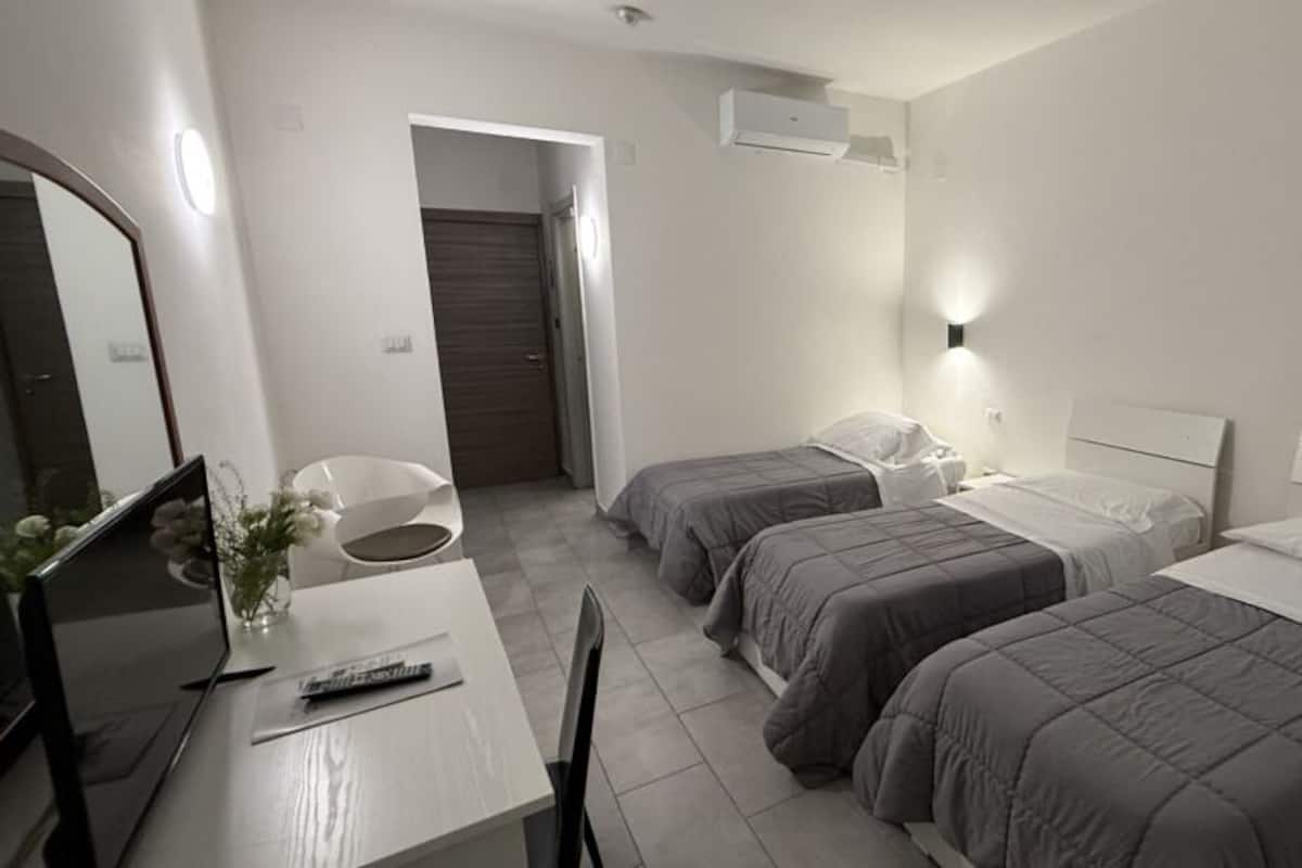 Comfort driepersoonskamer | 1 slaapkamer, een minibar, een kluis op de kamer, geluiddichte muren