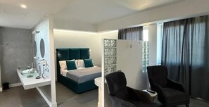 Junior-Suite, 1 King-Bett | Minibar, Zimmersafe, schallisolierte Zimmer, kostenloses WLAN