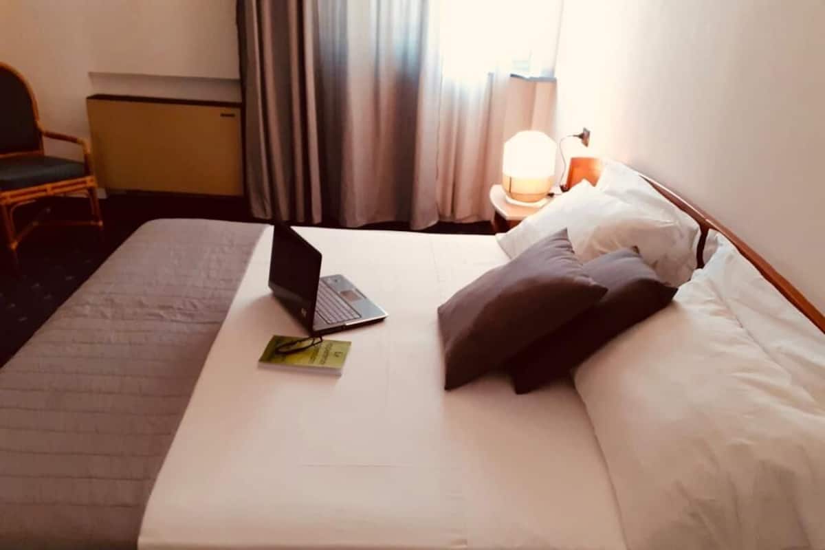 Classic Double Room Single Use | Minibar, in-room safe, soundproofing, WiFi (free)