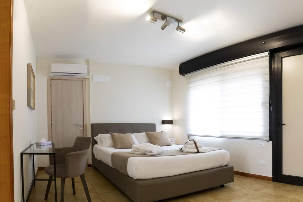 2 bedrooms, minibar, in-room safe, desk
