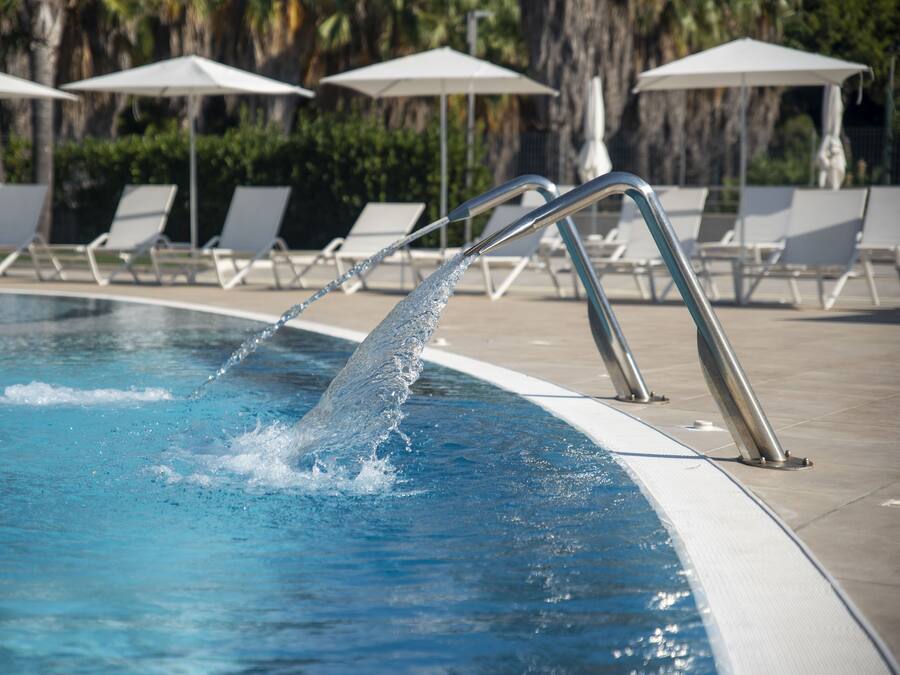 Piscina externa sazonal, funciona das 9h às 19h, guarda-sóis