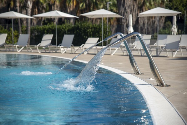 Piscine extérieure (ouverte en saison), parasols de plage