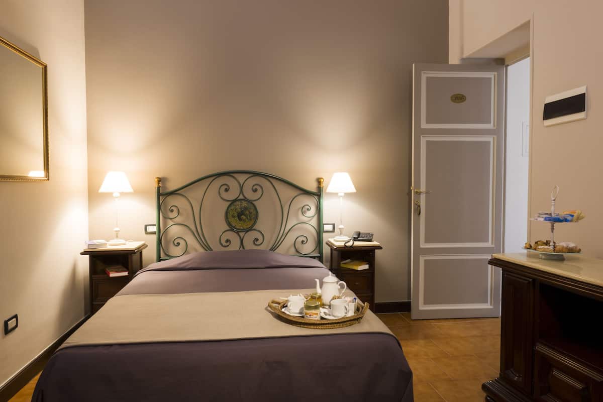 Bureau, chambres insonorisées, Wi-Fi gratuit, draps fournis
