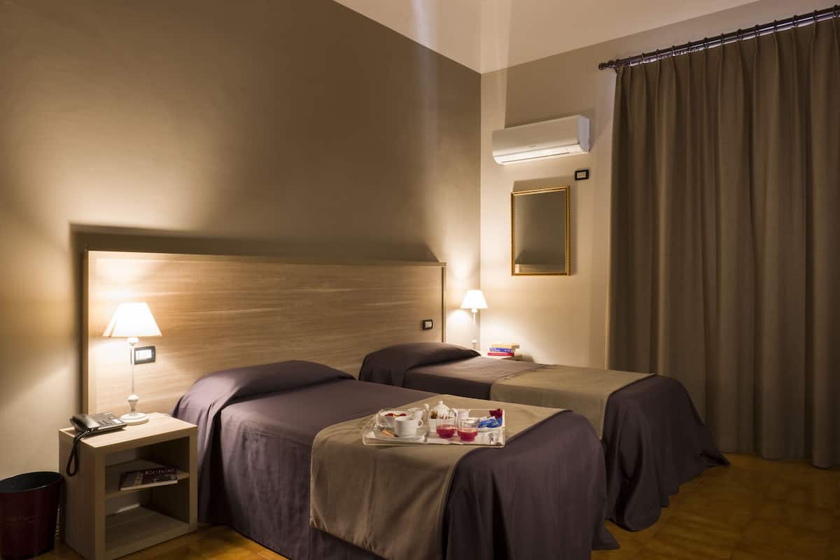 Desk, soundproofing, free WiFi, bed sheets