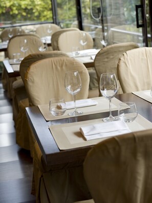 朝食 (コンチネンタル ブレックファスト 、無料)