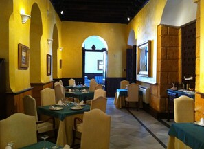 Daily continental breakfast (EUR 9.00 per person)