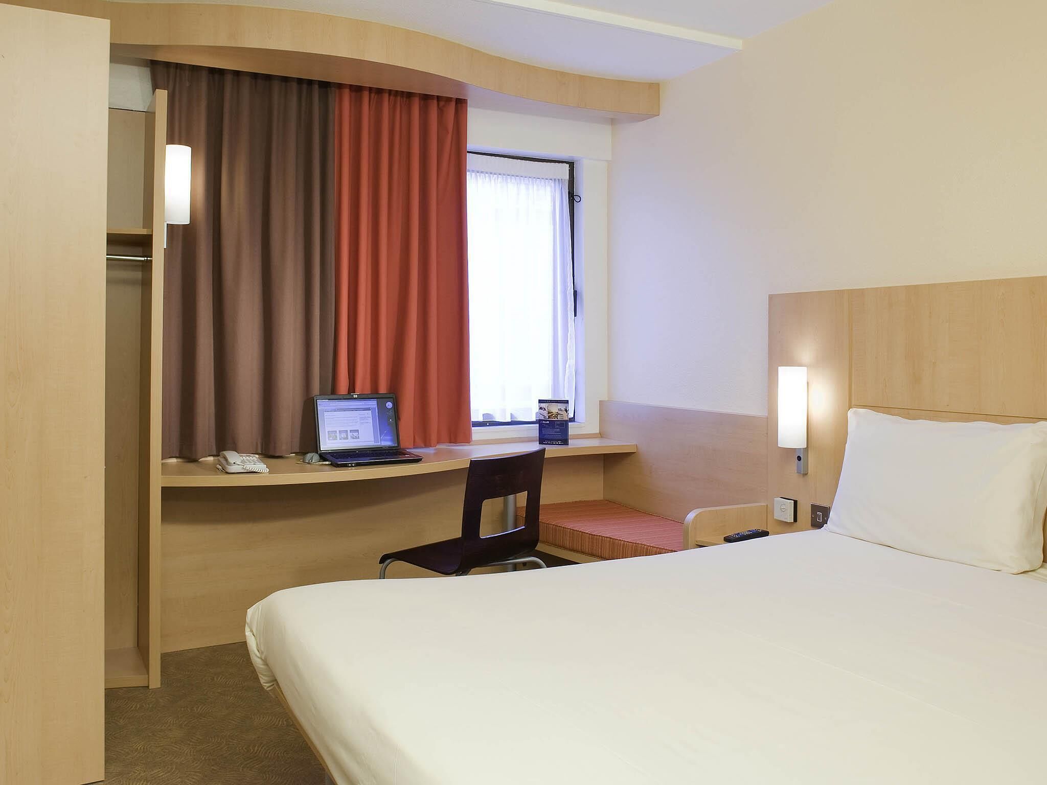 Twin Room, 2 Twin Beds | In-room safe, desk, iron/ironing board, free WiFi