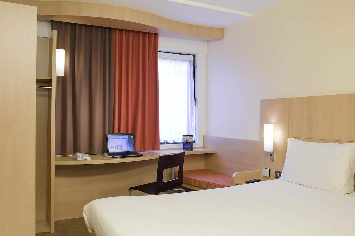 Twin Room, 2 Twin Beds | In-room safe, desk, iron/ironing board, free WiFi