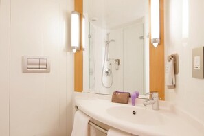 Twin Room, 2 Single Beds | Bathroom