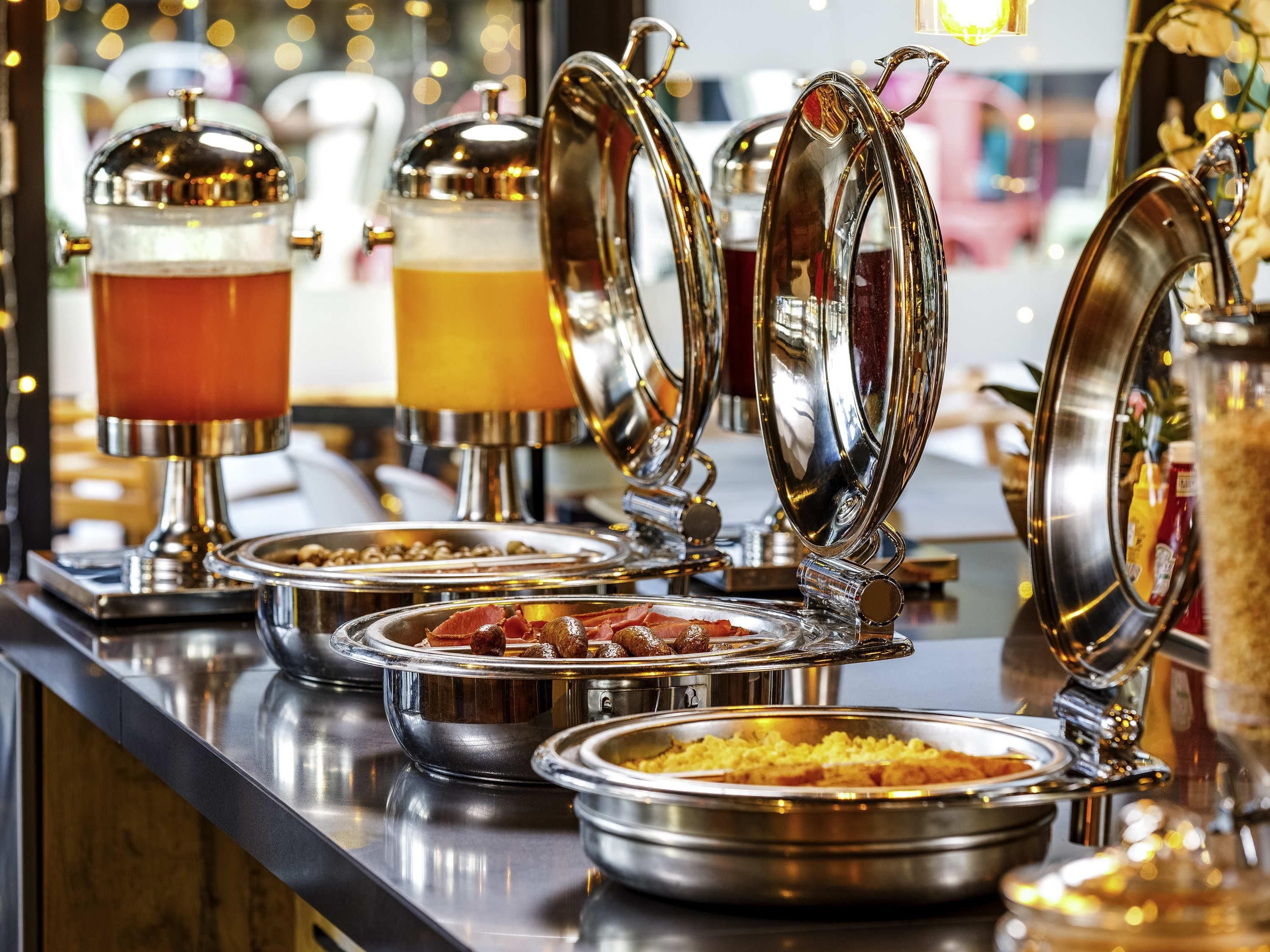 En buffet med forskellige mad- og drikkeautomater.