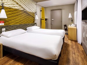 Een kluis op de kamer, een bureau, een strijkplank/strijkijzer